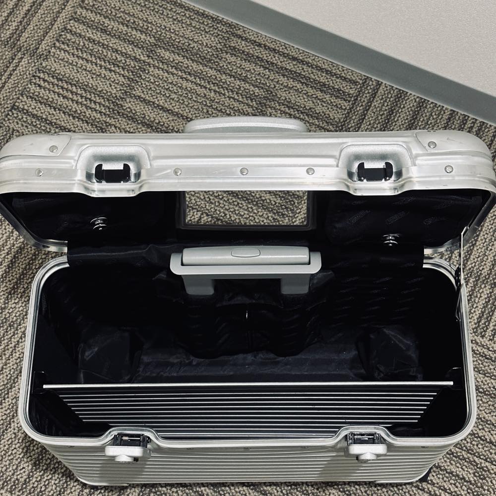 リモワ　パイロット　923.50.00.4　中古商品　34リットル　4輪
