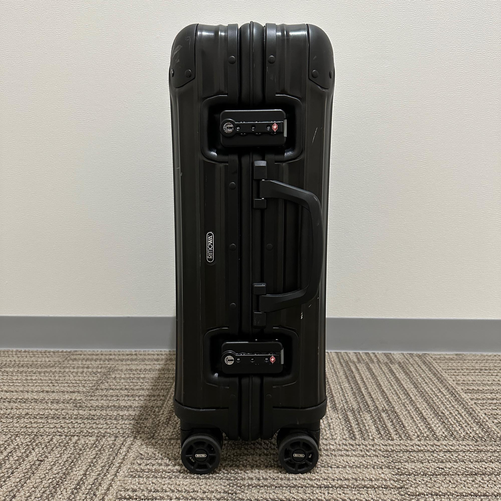リモワ　トパーズ ステルス　923.52.01.4　32リットル　中古商品　4輪