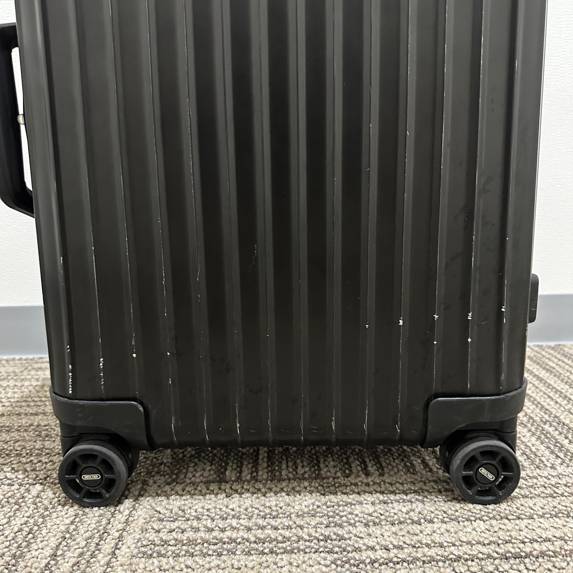 リモワ　トパーズ ステルス　923.52.01.4　32リットル　中古商品　4輪