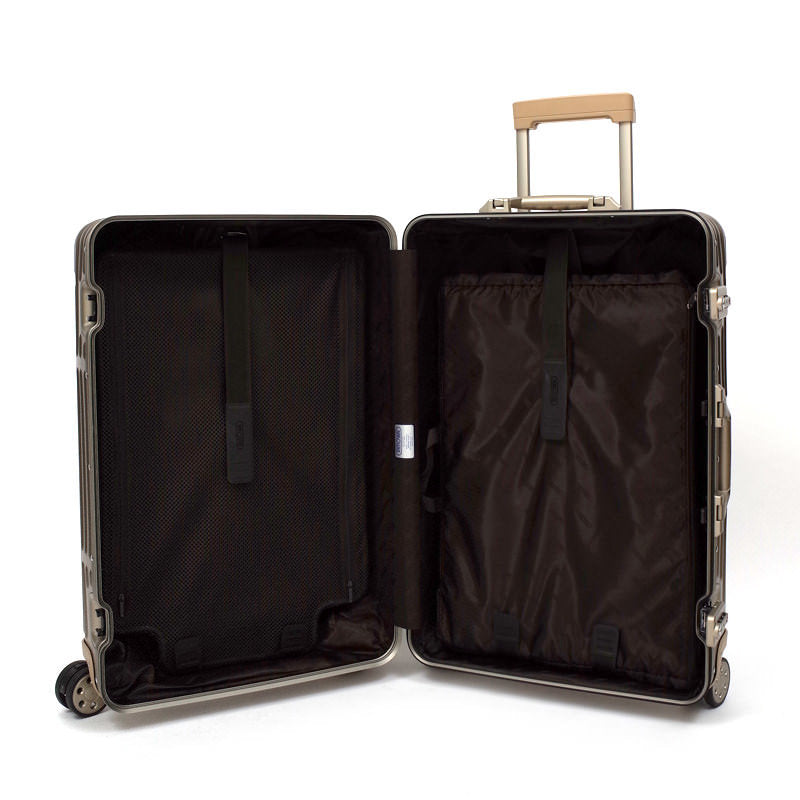 リモワ　トパーズ チタニウム　中古商品　924.63.03.4　64リットル　4輪