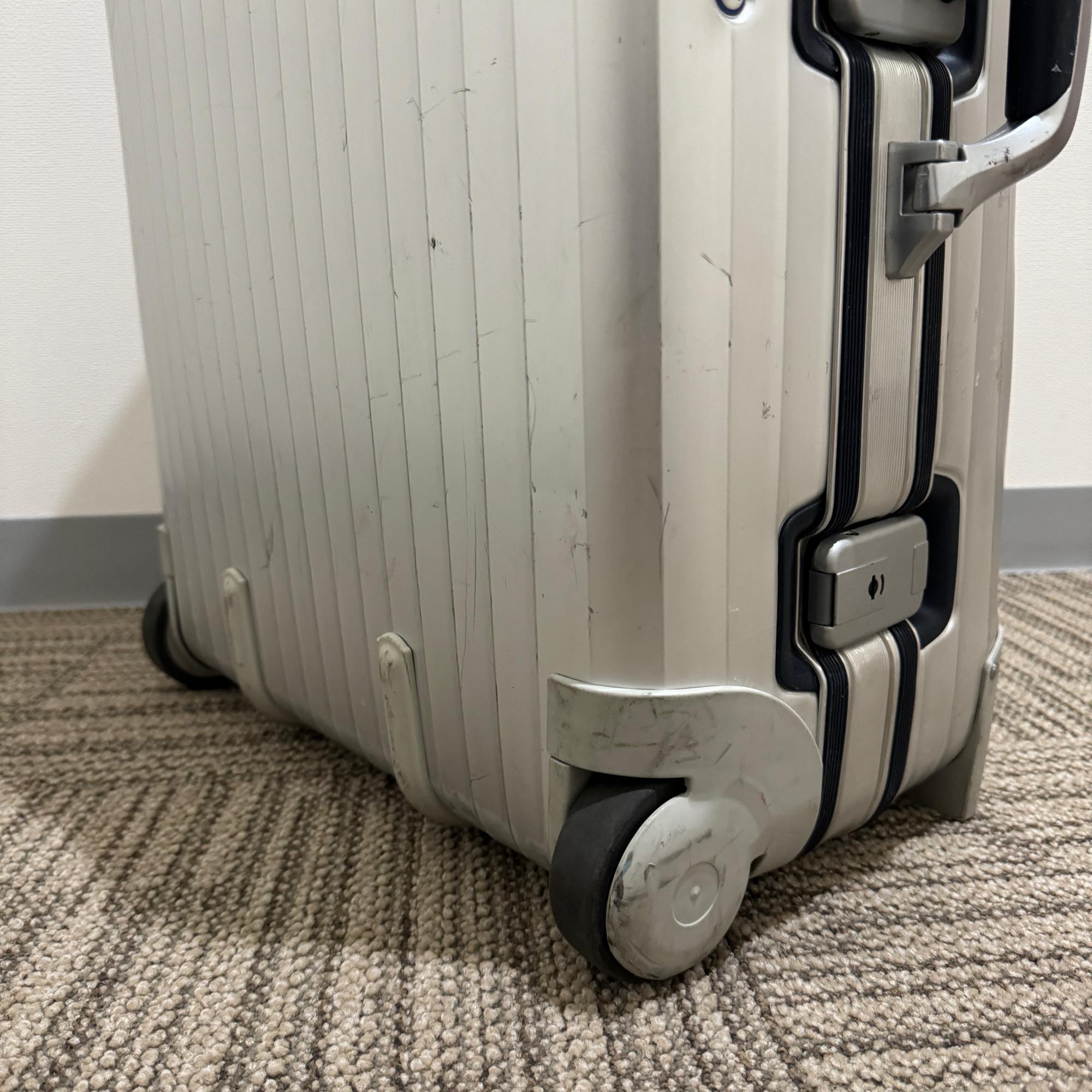 リモワ　シルバーインテグラル　中古商品　U926.63　63リットル　2輪