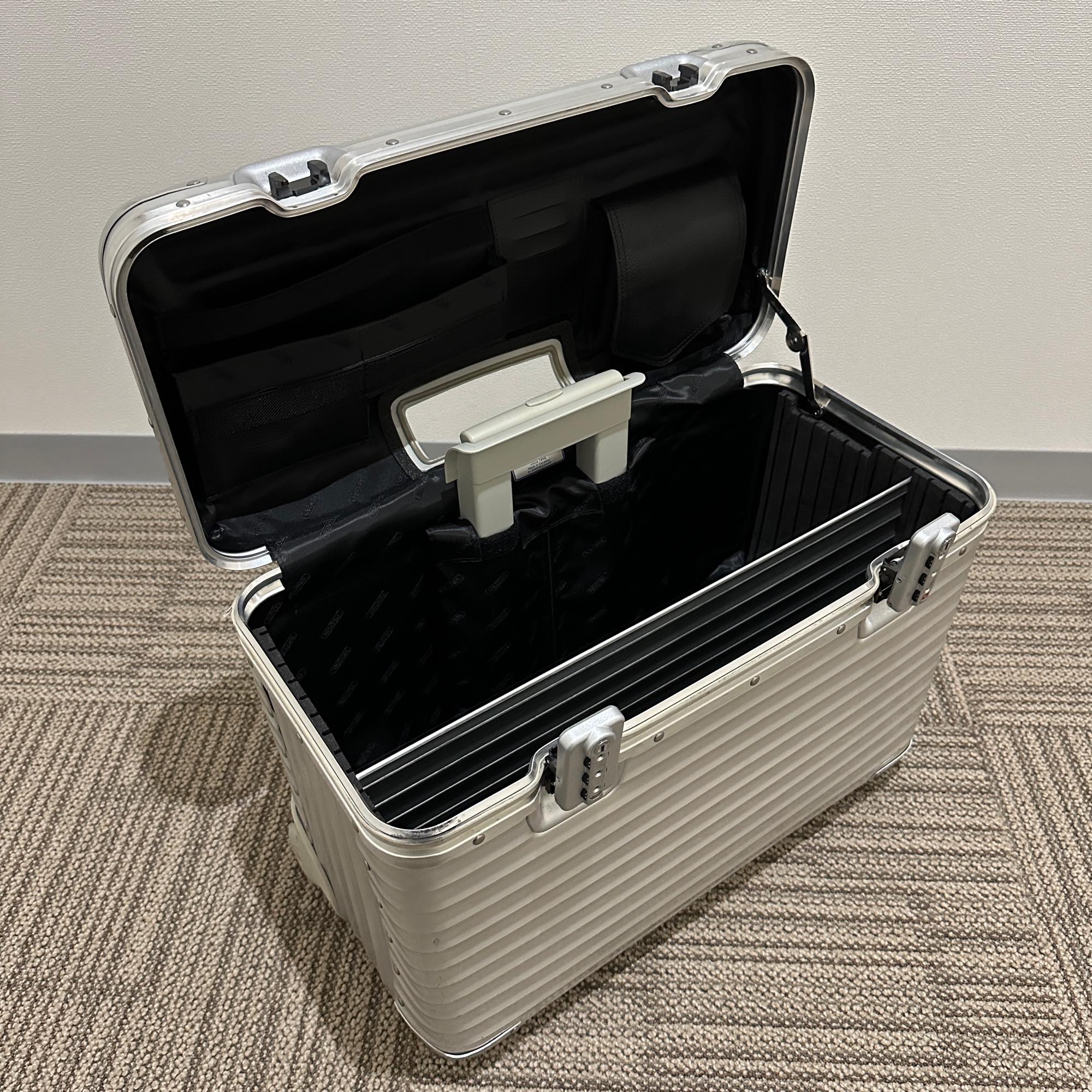 リモワ　パイロット　中古商品　928.51　46リットル　2輪
