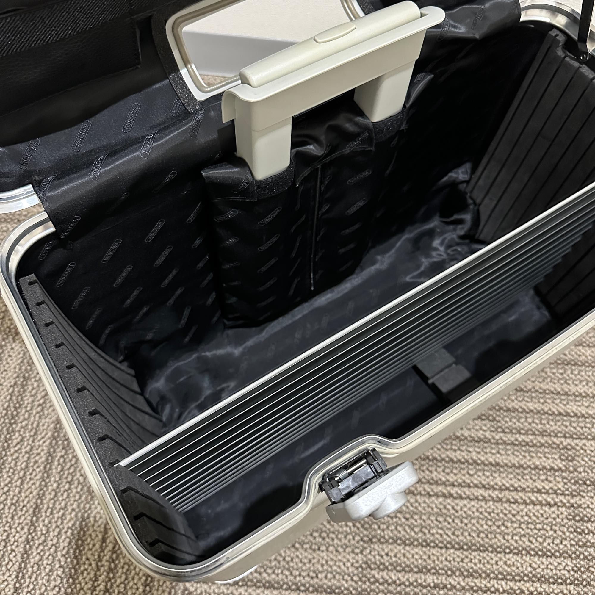 リモワ　パイロット　中古商品　928.51　46リットル　2輪