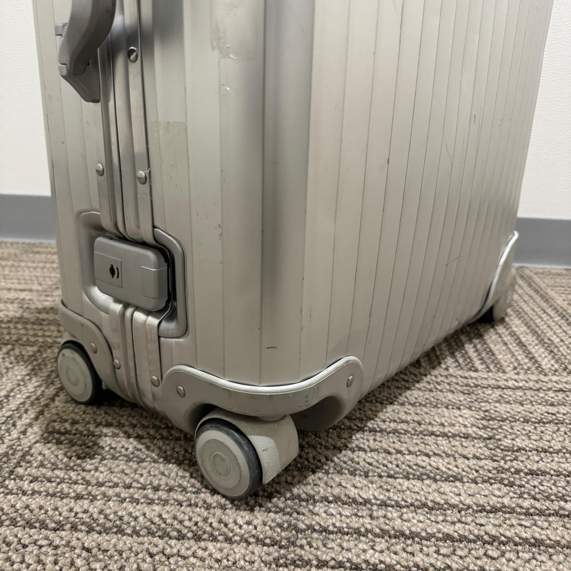 リモワ　トパーズ　中古商品　U931.63　63リットル