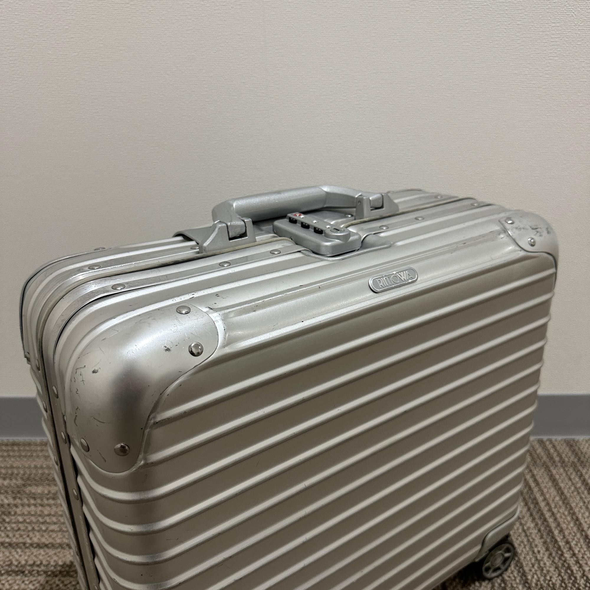 リモワ トパーズ トロリー　932.40　中古商品　29リットル　4輪