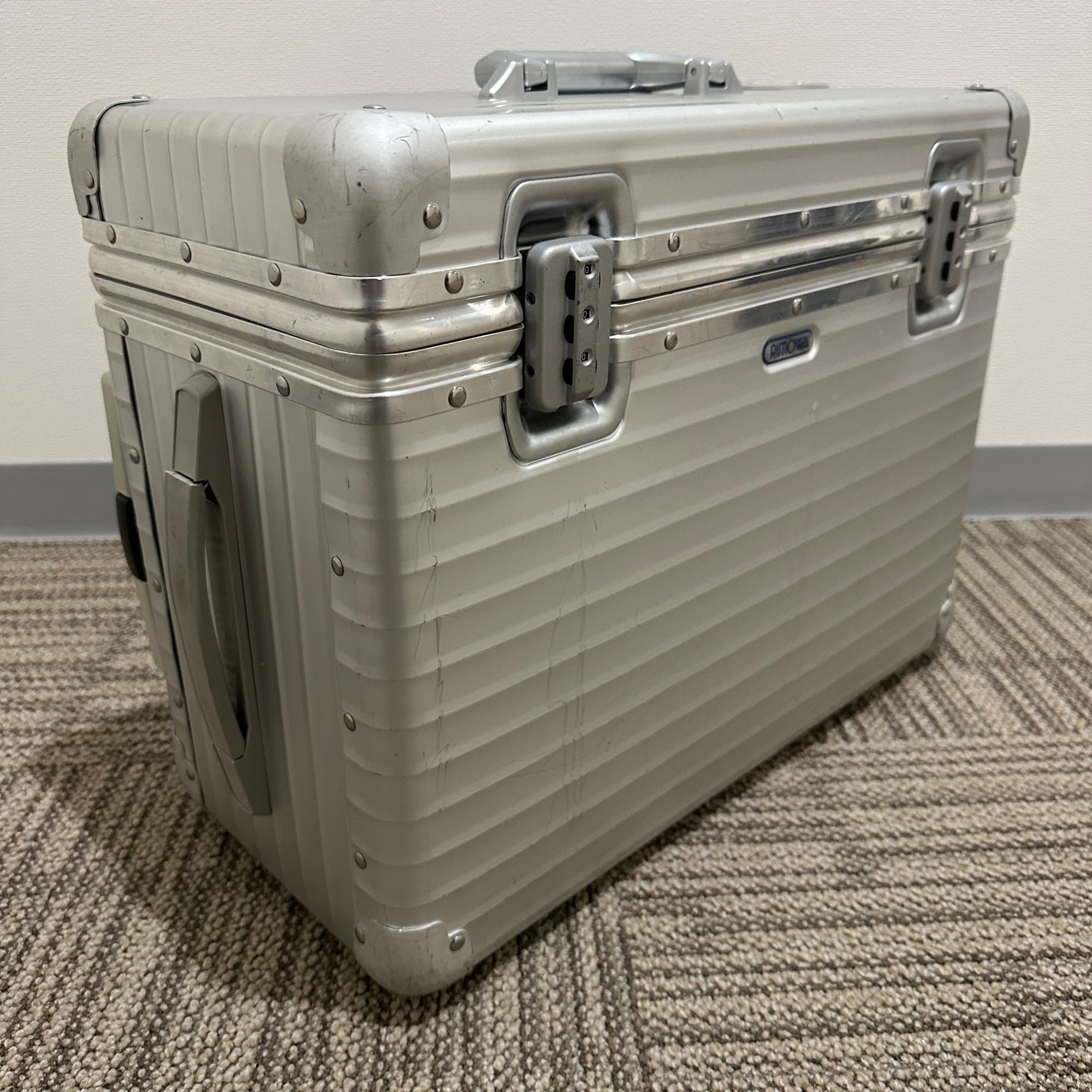 リモワ トパーズ　U950.51　中古商品　42リットル　2輪