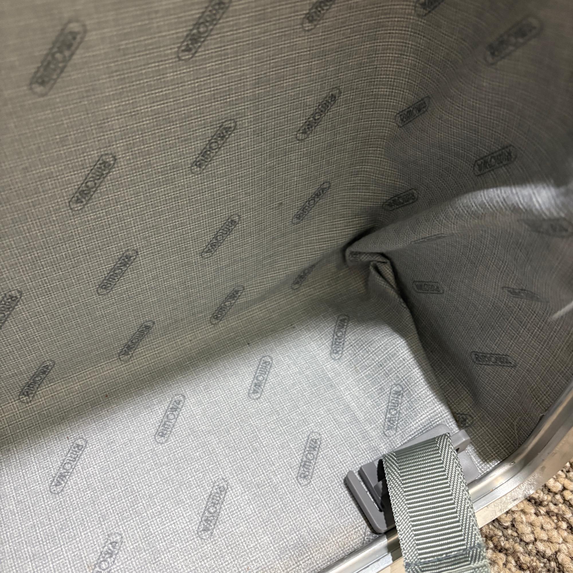 リモワ　オパール　中古美品　965.82　64リットル　2輪