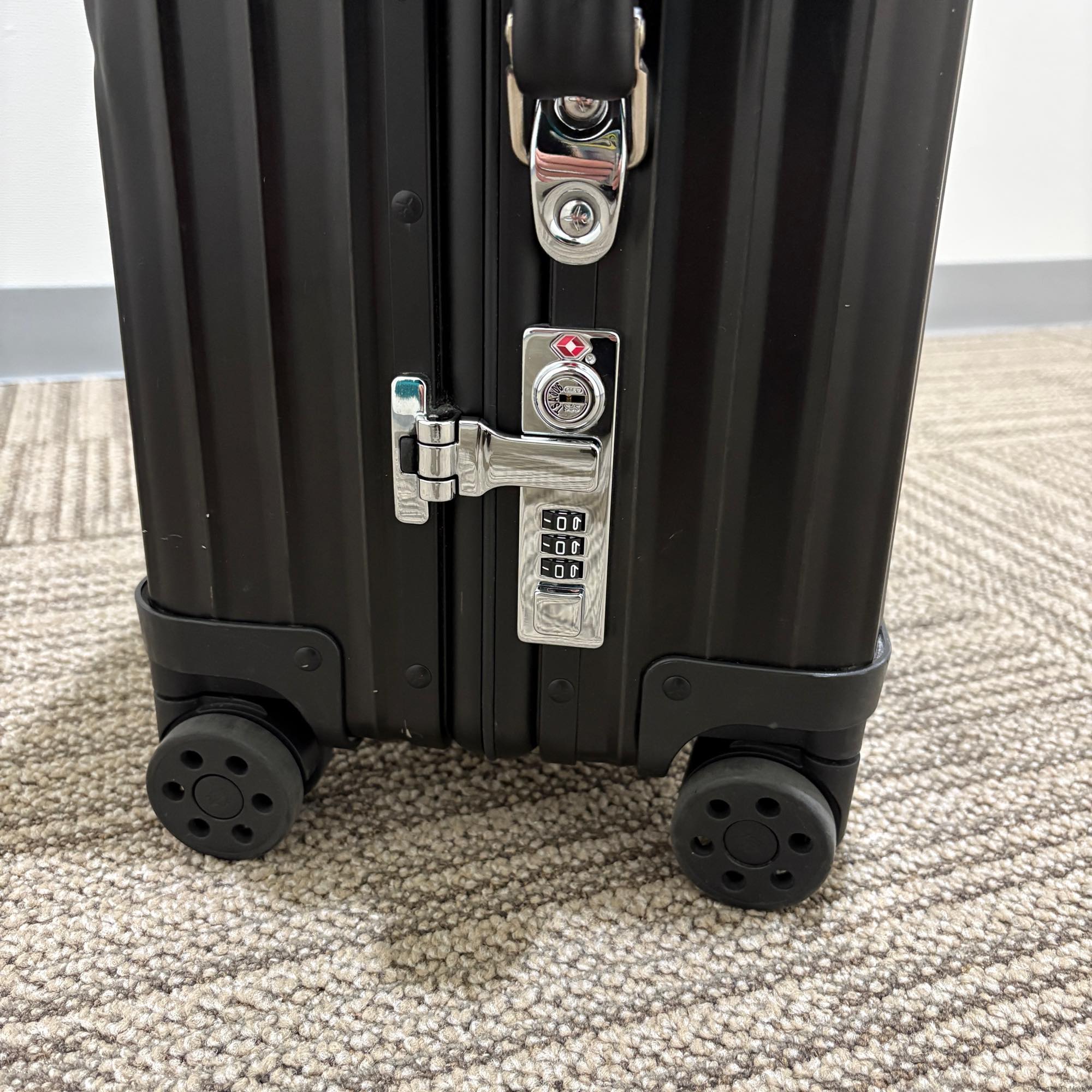 リモワ　クラシック　973.53.01.4　キャビン　ブラック　中古美品　36リットル　4輪