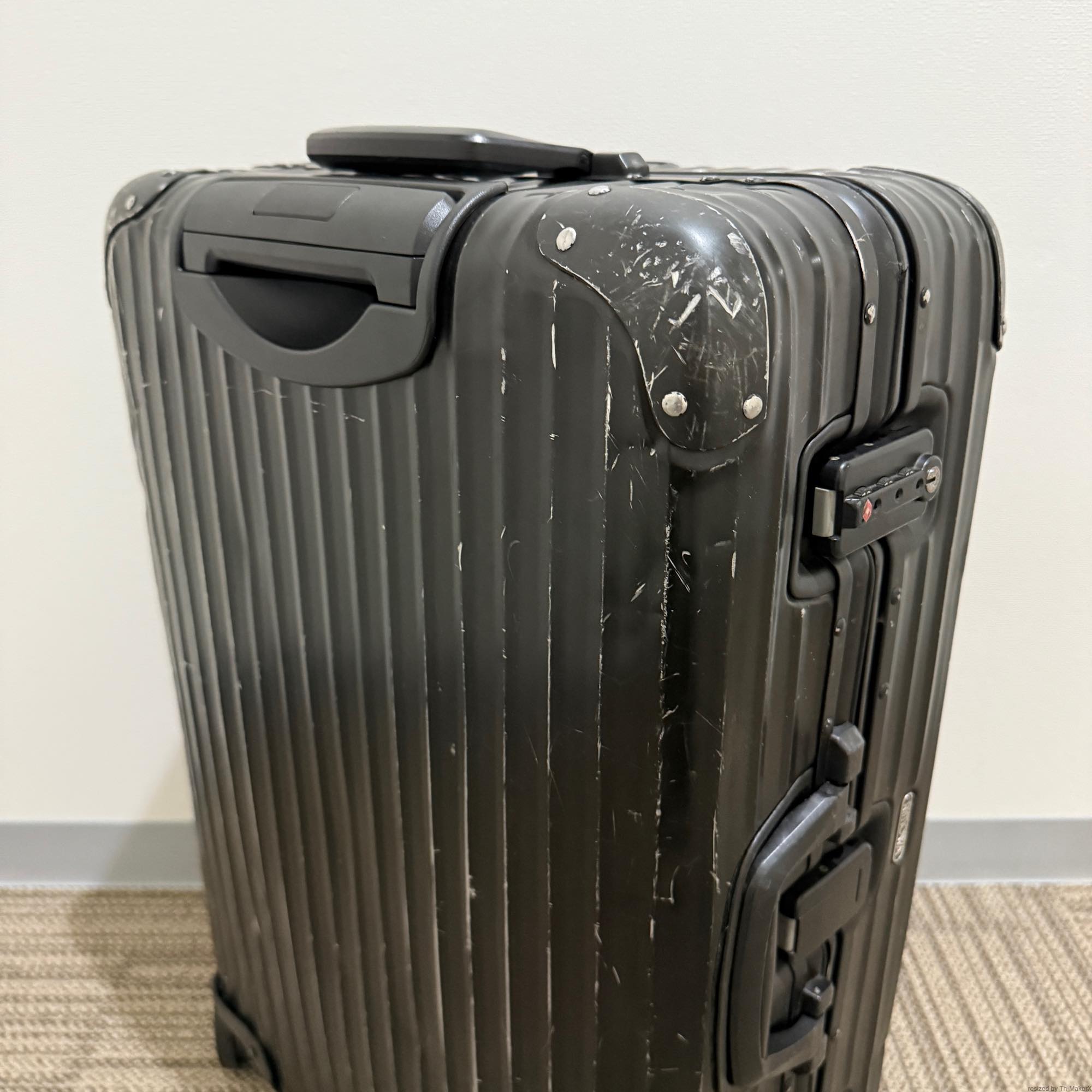 リモワ　トパーズ ステルス　中古商品　985.97　64リットル　4輪